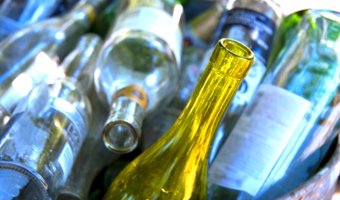 Raccolta-differenziata-monomateriale-e-divisa-per-colore-per-incentivare-il-riutilizzo-del-vetro-680x400-1